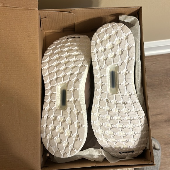 Adidas Women’s UltraBOOST Running shies. Size 10. New in a box. - Picture 5 of 7